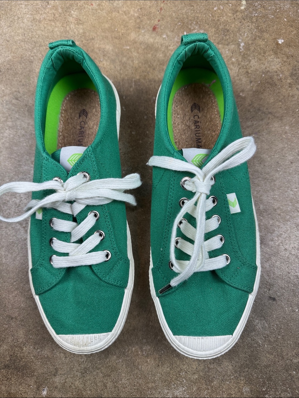 Cariuma Green Canvas Low-Top Sneakers with White Laces
Size: 9